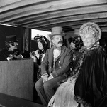 854230 Afbeelding van enkele gekostumeerde personen in de rijtuigen behorende bij de stoomlocomotief De Arend in het ...